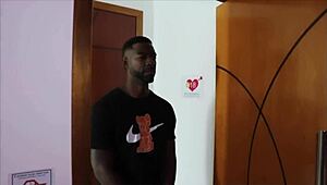 safada deu pro cara da recepção e ganhou leite dentro