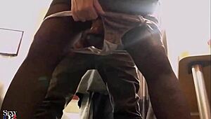 Francoska amaterka v črni satenski obleki dobiva trdo doggystyle v nogavicah