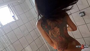 UM BATE PAPO COM A ESTRELA PORNÔ CAROL FENIX ANTES DA GRAVAÇÃO, ELA TEM GRANDE BUNDA TATUADA E É UMA AMADORA LATINA TEEN