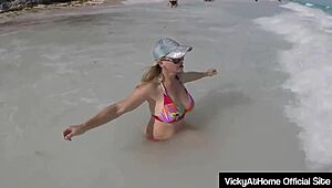 Het Milf Vicky Vette klär av sig naken ute, retar med sin söta fitta.