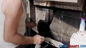 Joven rubia delgada Lola Fae lame las bolas del abuelo