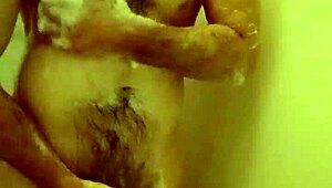 シャワーでおしっこ垂らしながらオナニーしてリラックス