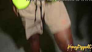 De passie voelen terwijl Dickhddaily en Devin ebony schoonheden buiten plezieren