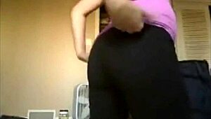 شوفي هالبنت كام ويب هاوية بثديين مثيرين تاخذ كريم باي