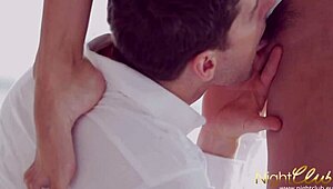 Heiße brünette wird gefickt und bekommt große ladung sperma auf die füße