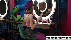 hubená casting pro FuckingSkinny - perfektní tělo tetované hvězdy prstí těsnou kundičku