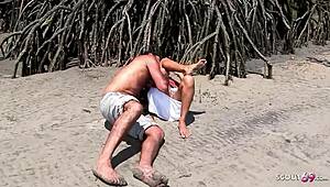 Zrzavá kudrnatá Latina teen 18+ Marcia dostává drsný venkovní sex na pláži s facialem