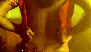 Intialainen kaunotar houkuttelee sensuaalisilla liikkeillä ja eroottisella viehätysvoimalla