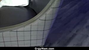 Γεμάτη Πόθο Μητριά Πιπιλίζει τον Γιο Ενώ η Αδερφή Βλέπει!