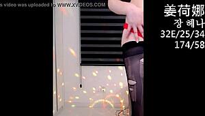 Yo, pozri Henninu wiggle wiggle erotickú bojovú tanec, je to oheň!