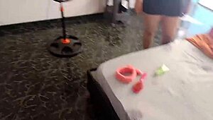 Najlepsza przyjaciółka przyłapana i wyruchana przeze mnie podglądając przez drzwi