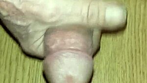 Gece geç saatlerde odada yalnızken mastürbasyon yaparken yakalandı