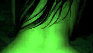 يلا يا بنت خليني أدخل كسك السمين وأفرغ لبني على وجهك زي الأزواج المتعطشين