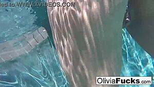 horny olivia is playing with her pussy underwater 😏