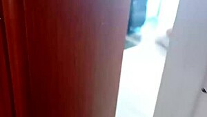 Najlepsza przyjaciółka przyłapana i wyruchana przeze mnie podglądając przez drzwi