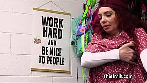 巻き毛の巨乳ミルフをショッピングモールで盗み現場を捕まえた