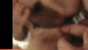 Ne morem nehati gledati te ladyboya, ki si drka z masivnim kurcem v analu