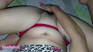 Jajaja, así de fácil logro pasar mi materia en el colegio enviando un video caliente al sucio profesor gordo. ¿Crees que funcionará con ese hijo de puta?