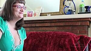 Betty ujjal basz szőrös puncit szóló játékban