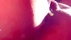 Απογευματινό γρήγορο σεξ στον ήλιο με τεράστια πρησμένα στήθη και creampie σε ξυρισμένη πούτσα