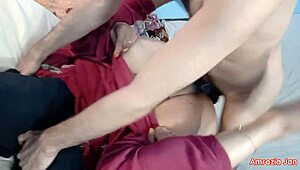 देसी टीन की ट्रिम्ड चूत को साले भाई द्वारा ड्रिल किया जाता है। बड़ा सफेद लंड भारतीय चूत को नियाब में पाउंड करता है।