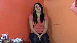 Wow! Casting med modell Sara 22 i Zürich med monsterdildo!