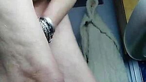 Ó ember, a nagyi keféli a szőrös puncit uborkával, olyan vad!