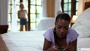 Jessie Saint seduces Daya Knight!