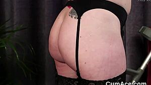 Sultry vixen receives a facial of hot load while eagerly consuming it