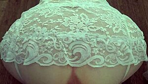 ¡Culo jugoso grande meneándose en perrito! ¿Puedes manejar el coño peludo de esta madrastra madura con juguete de goma?