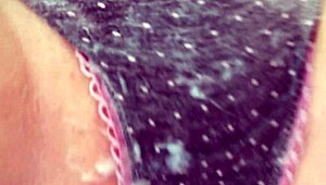 Ayah tiri gosok memek virgin anak tiri sampai beban sperma besar