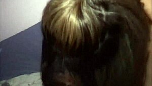 Mladé kurvy MILF sají a buší na divoké interracial orgii