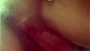 Milf esguichando gostoso no chuveiro