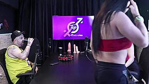 جميلتين يقبلن بعض يقوين زبه الأسود الكبير لمص الزب 😘