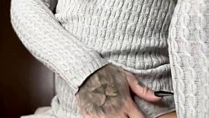 Susy Gala's seductive solo show with intricate fingering and toy play
