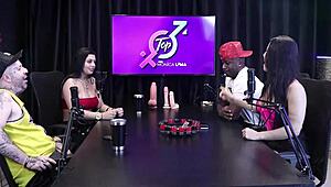 Two beauties kissing, making his big black cock hard for blowjob 😘