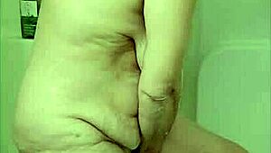 forró MILF Mommavee beszappanozza nagy mellét gőzös zuhanyban