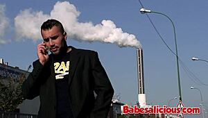 قحبة مثالية تأخذ ديلو أسود هائل عميق في طيزها