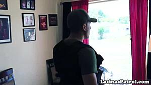 La Carina Latina Cavalca Forte l'Ufficiale dell'Immigrazione