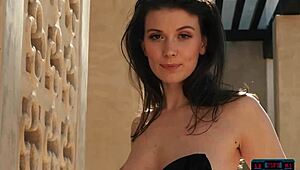 小さな18+カナダ人ミルフがビキニを脱いで完璧な曲線を露わにする