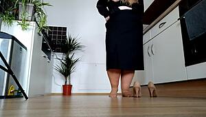 Buceta molhada da sogra deseja pau do genro em doggy na cozinha