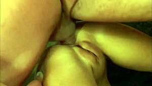 Neverná manželka túži po čašníkovej piči hlboko v jej tesnom zadku vždy.