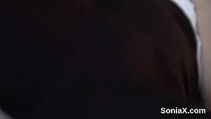 不忠英国熟女Lady Sonia展示巨大气球