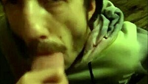 Chupando o pau do meu amigo e provocando os pés dele de novo