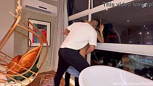 Bir öpücükle başladık ama o azgındı, utanmadan pencerede siktik - Romulo Pontes