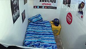 La vicina sgattaiola fuori per una sveltina - telecamera nascosta?