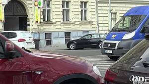 Am tras jeturi de spermă în curul strâns al tinerei adulte 18+