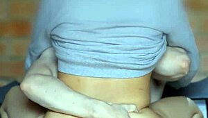 los susurros íntimos llenaban cada rincón del apartamento mientras la hijastra y el amigo compartían momentos intensos?