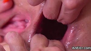 Извращенные лесбиянки-центрфолды ныряют в экстремальное зияние и фистинг