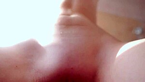 Pov lížu svou oholenou kundičku při facesitting sestřenici v 4k